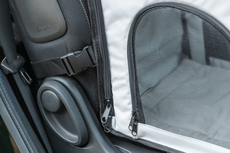 geschlossener Autositz mit Netzeinsätzen, zusammenklappbar