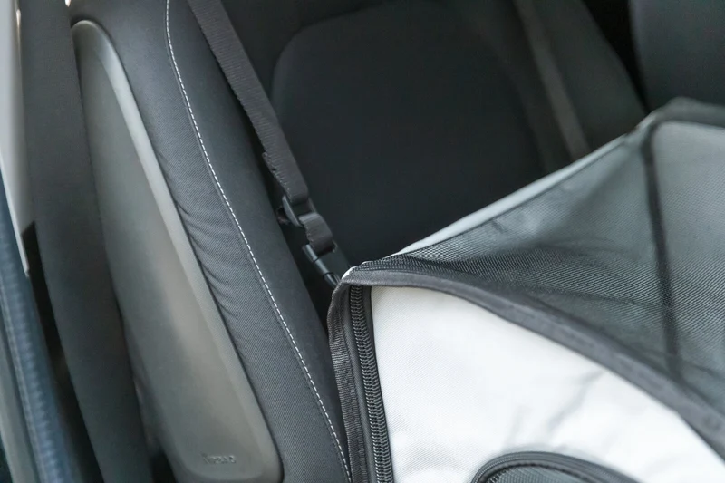 geschlossener Autositz mit Netzeinsätzen, zusammenklappbar